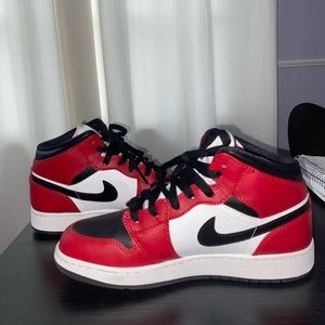 Air Jordan 1 mid ‘Chicago black toe’